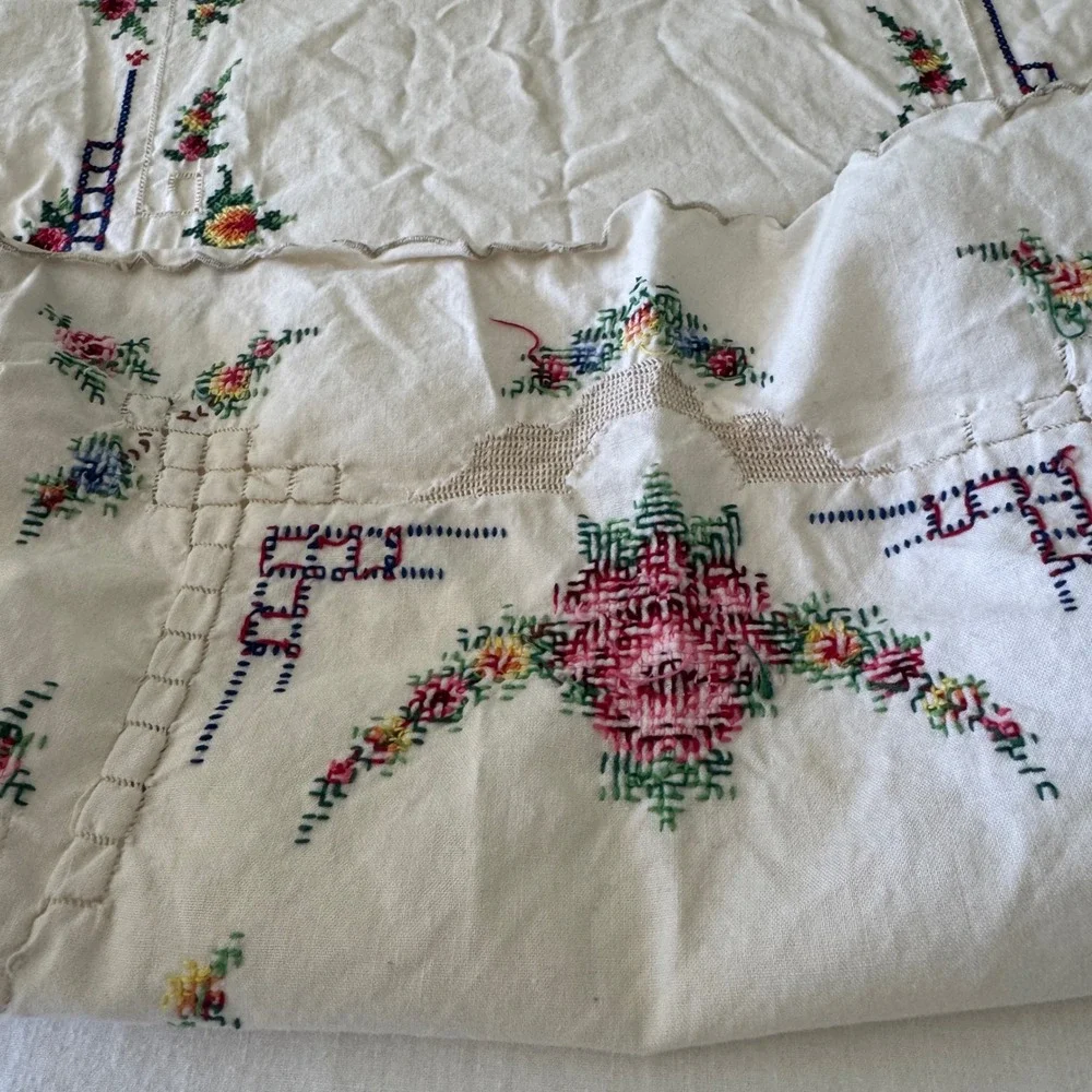 Vintage Floral Cross Stitch Embroidered Table Runner Cream Linen Scalloped 39x14